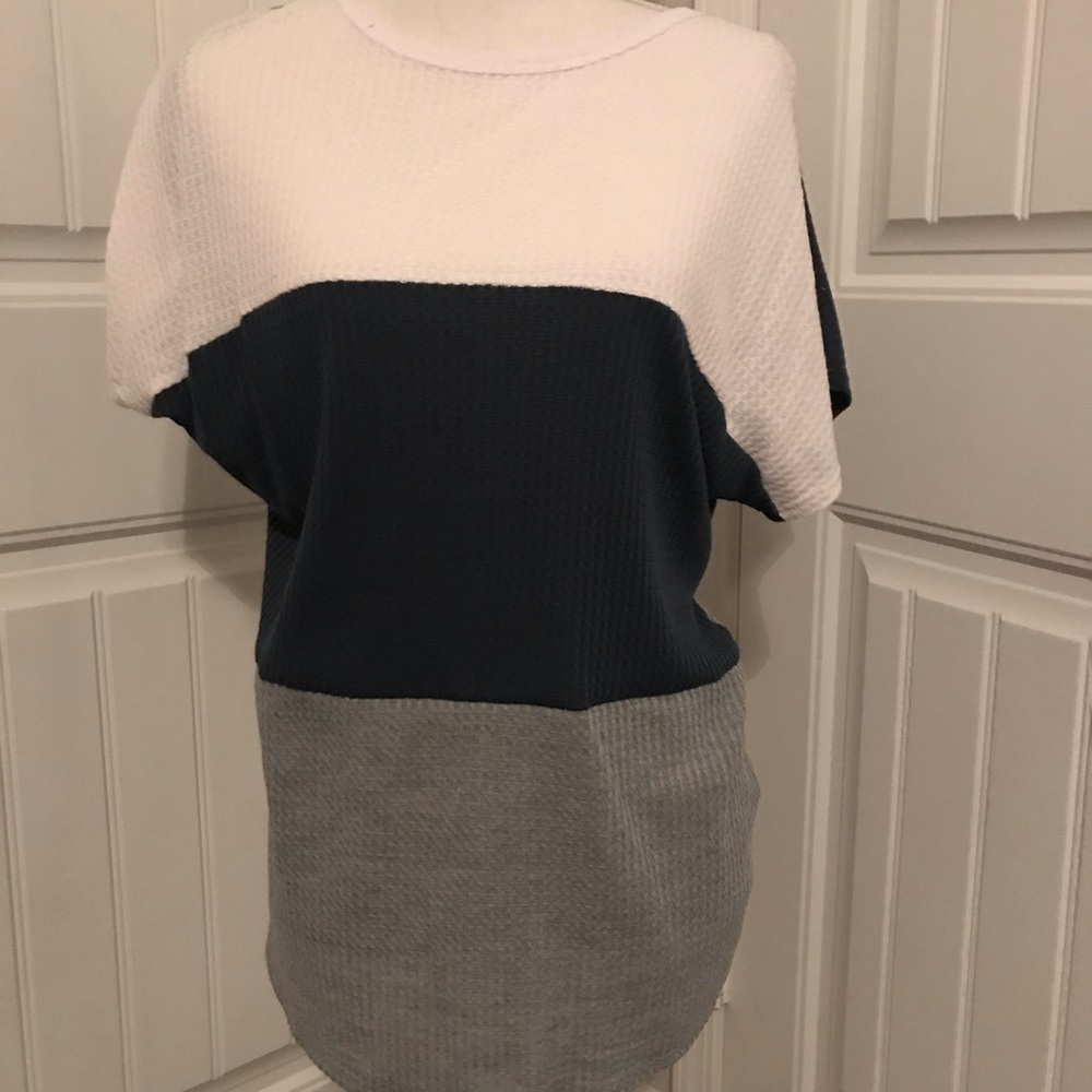 Navy/Gray/White Color Block Top With Open Back - Picture 3 of 4